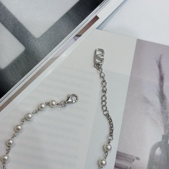 Silver bracelet with pearls