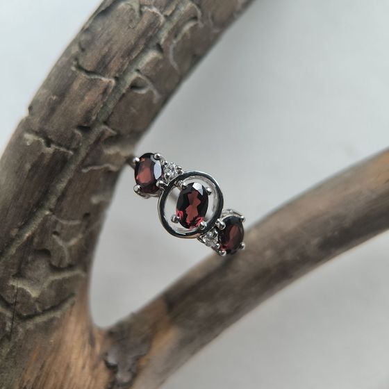 Срібна каблучка з гранатом 1.633ct