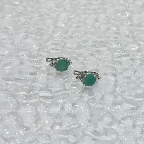 Silver earrings with a 3.308-carat emerald