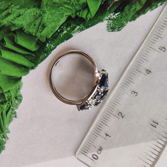 Срібна каблучка з сапфіром 3.823ct, фіанітами