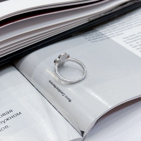 Срібна каблучка з оніксом, фіанітами