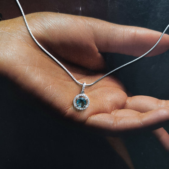 Серебряная подвеска с топазом Лондон Блю 0.917ct, фианитами