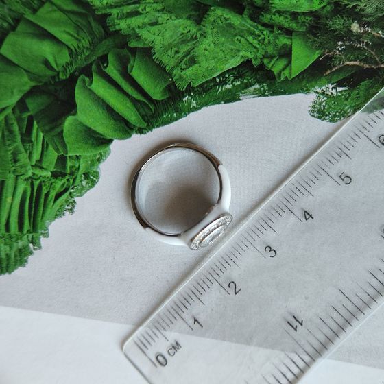 Срібна каблучка з емаллю, фіанітами