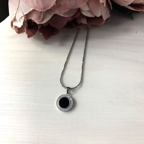 Silver pendant with onyx