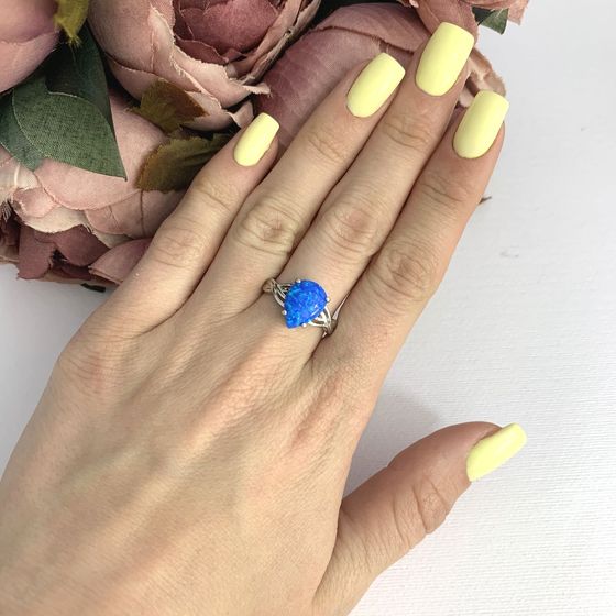 Silver ring with a 1.373-carat opal