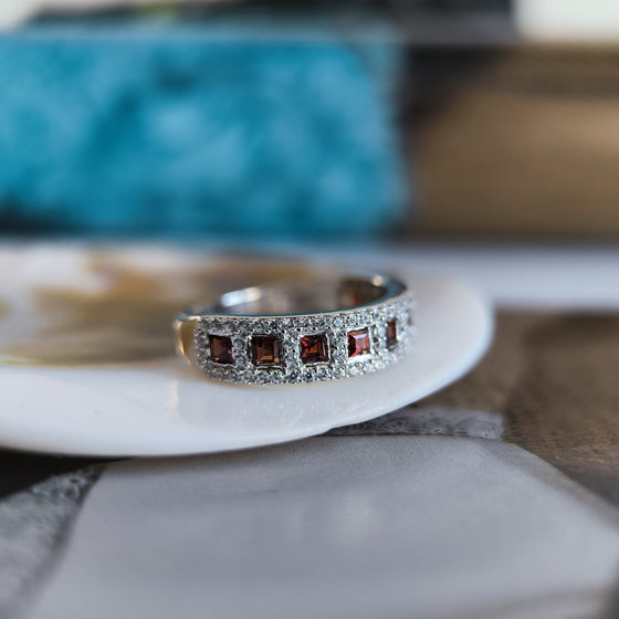 Срібне кільце з гранатом 1.503ct