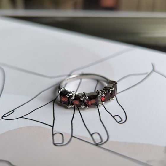 Срібна каблучка з гранатом 1,85 карата