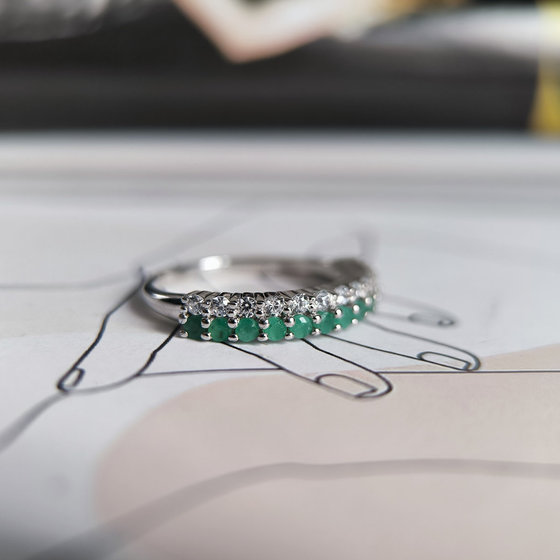 Silver ring with 1.19ct emerald