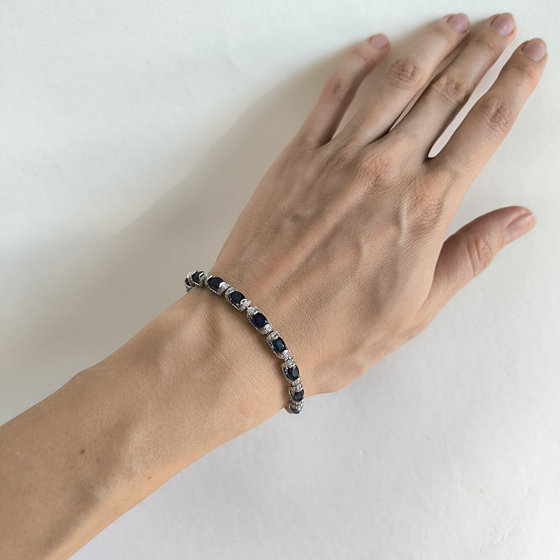Silver bracelet with 12.81ct sapphire