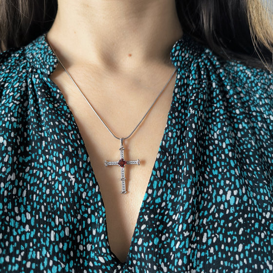 Срібний хрестик з гранатом 1,37 карата, фіанітами