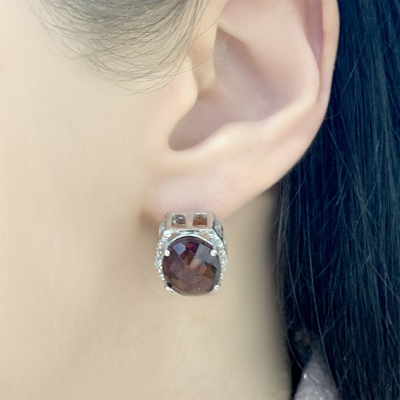 Silver earrings with garnet