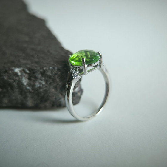 Серебряное кольцо с хризолітом 3.397ct, фианитами