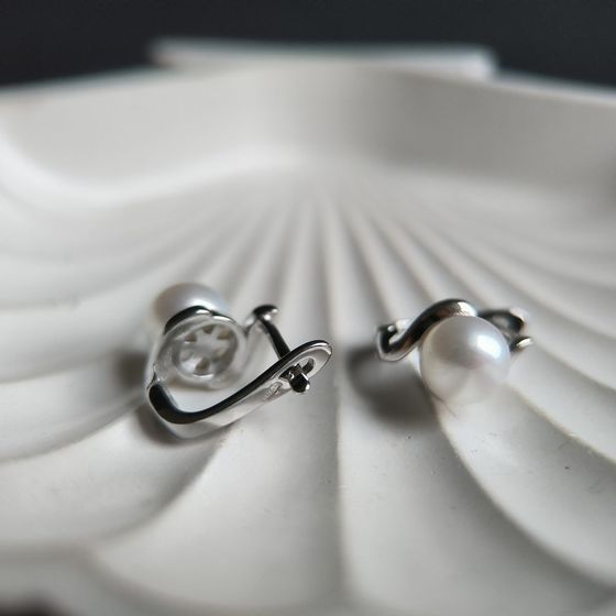 Silver earrings with pearls