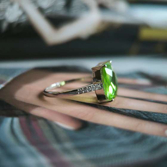 Серебряное кольцо с хризолітом 3.245ct