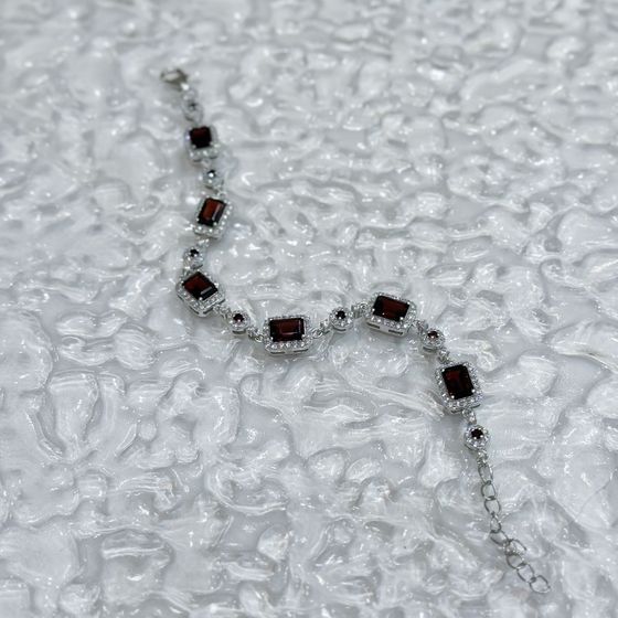 Silver bracelet with a 10.6-carat garnet