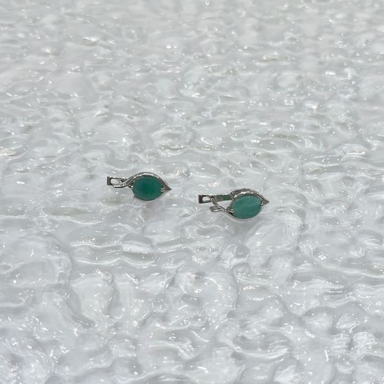 Silver earrings with emerald