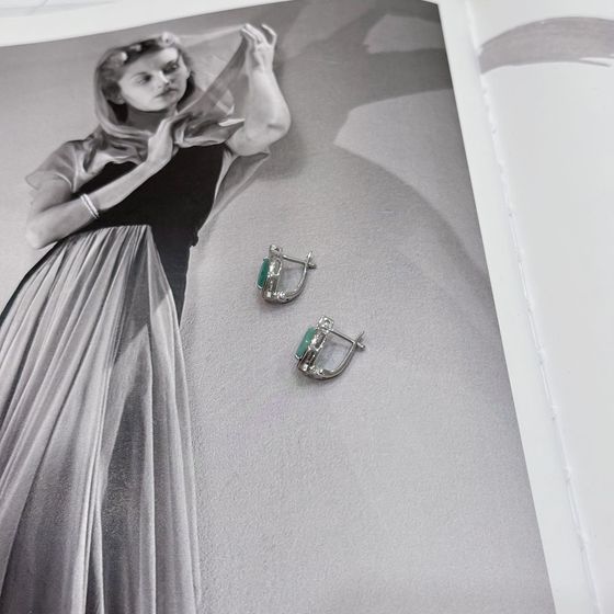 Silver earrings with emerald