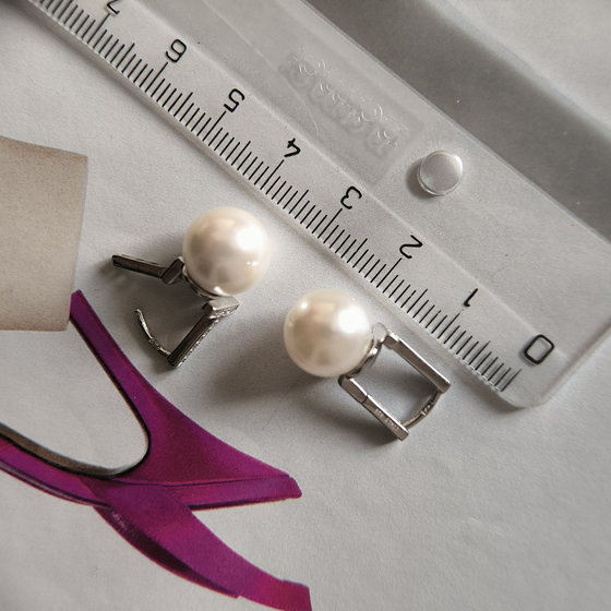 Silver earrings with pearls, pianites