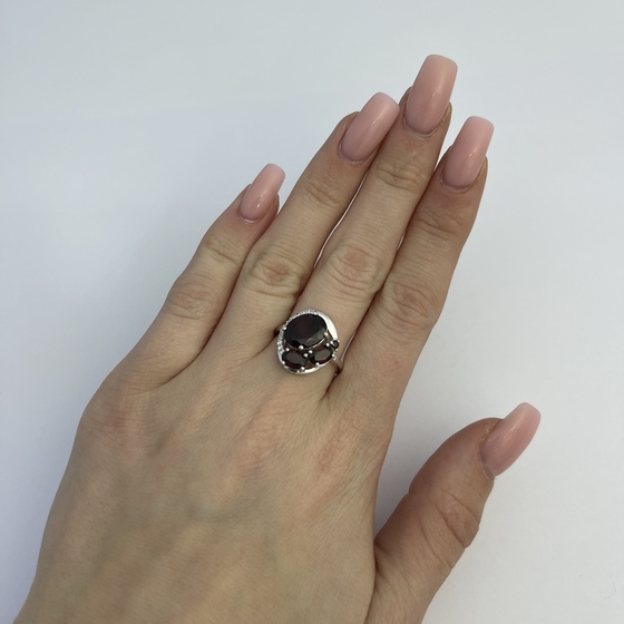 Серебряное кольцо с гранатом 5.044ct