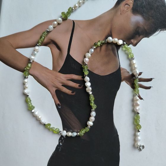 Срібне кольє з перлами бароковими, хризолітом