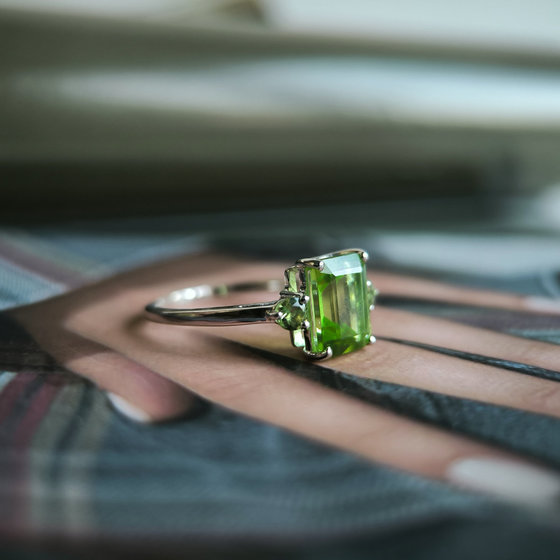 Серебряное кольцо с хризолітом 2.069ct