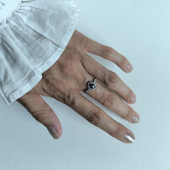 Silver ring with a 1.048ct sapphire