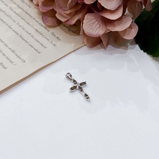 Silver cross with sultanite 1.365ct