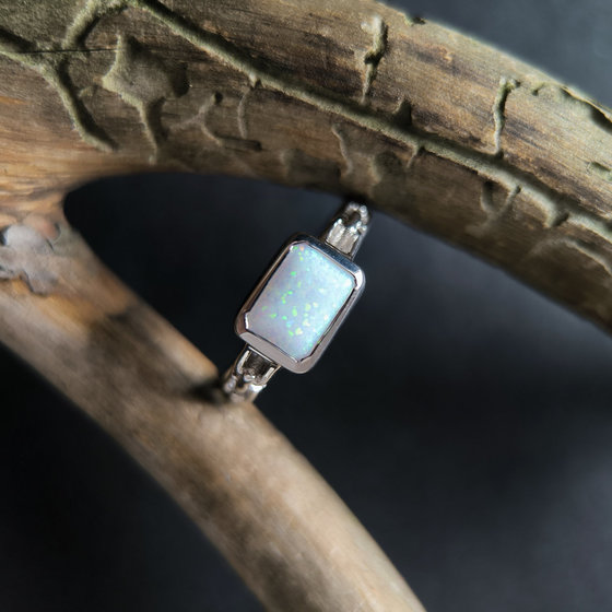 Срібне кільце з опалом 0,5 карата