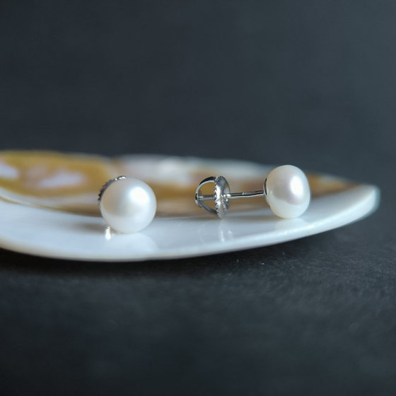 Silver earrings with pearls