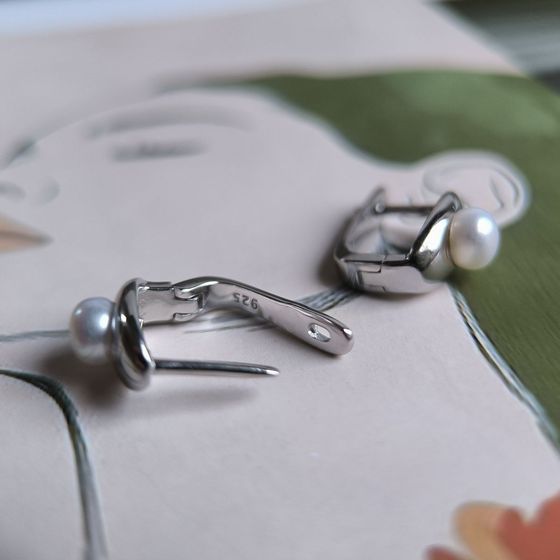 Silver earrings with pearls