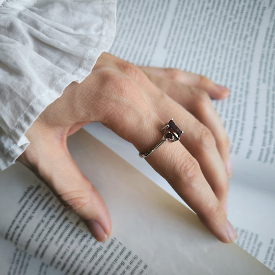 Срібне кільце з гранатом 2,425 карата