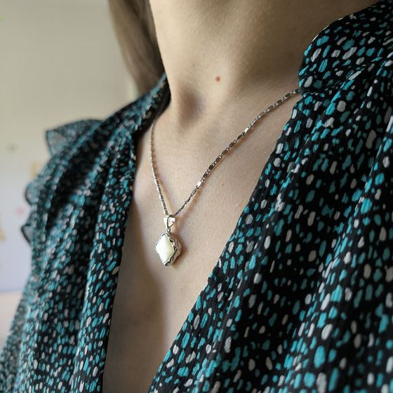 Silver pendant with mother-of-pearl