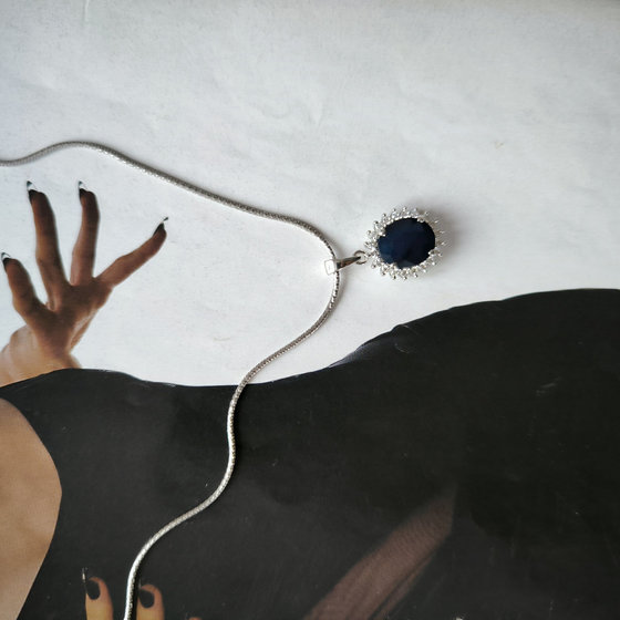 Срібна підвіска з сапфіром 3,599 карата, фіанітами