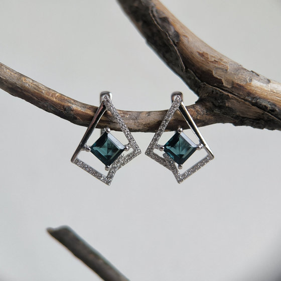 Срібні сережки з топазом Лондон Блю 2.369ct, фіанітами