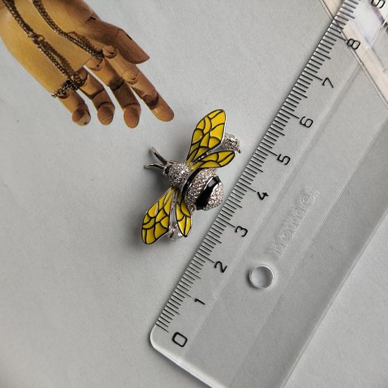 Silver brooch with yemallu, phianites