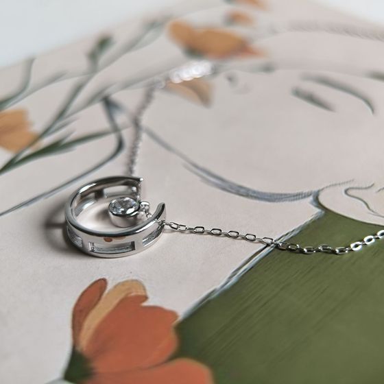 Silver necklace with phianites