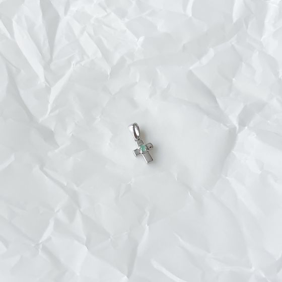 Срібний хрестик зі смарагдом 0.041ct