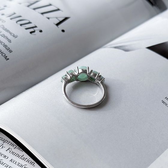 Silver ring with a 2.495-carat emerald