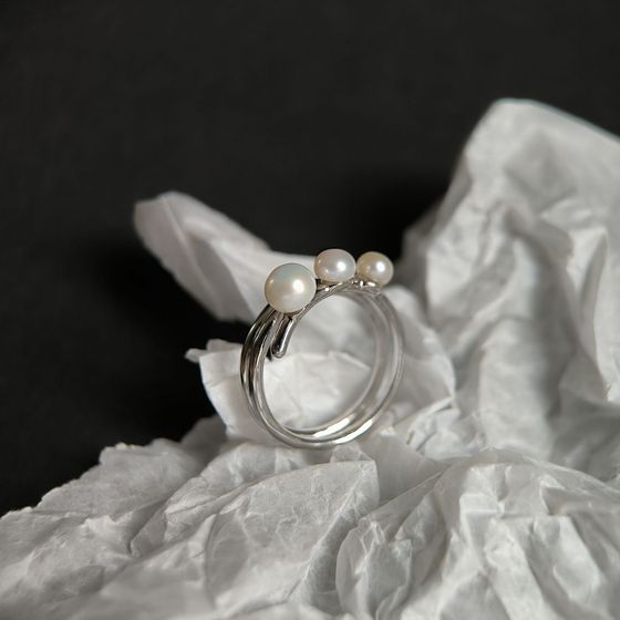 Silver ring with pearls
