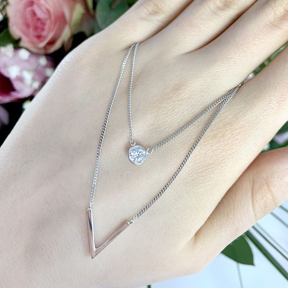 Silver necklace with phianites