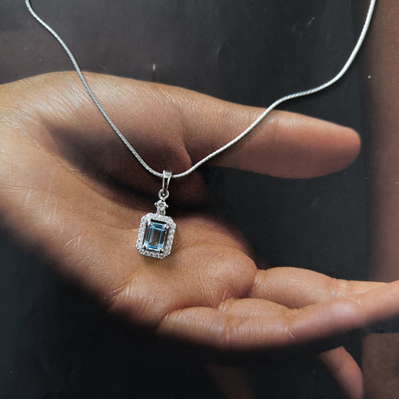 Серебряная подвеска с топазом 1.768ct, фианитами
