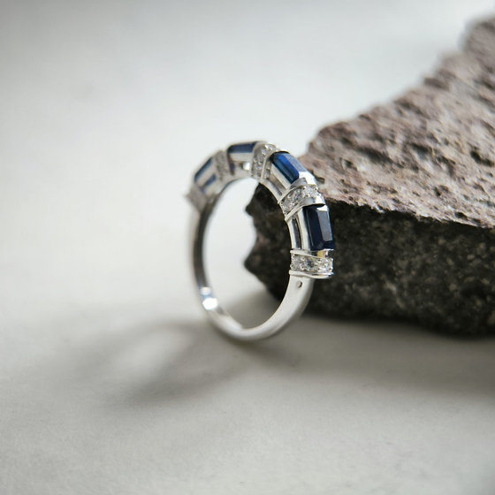 Срібне кільце з сапфіром 2.467ct, фіанітами