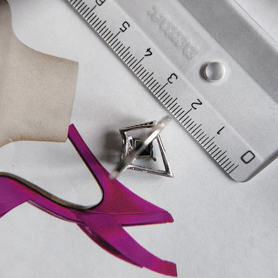 Срібне кільце з сапфіром 1.755ct, фіанітами