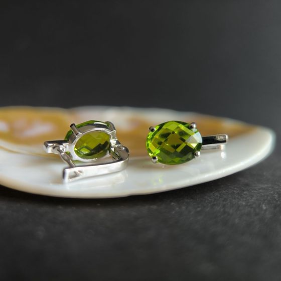 Срібні сережки з хризолітом