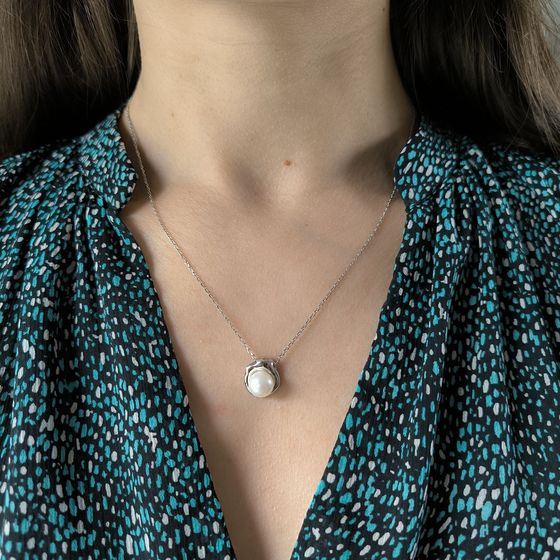 Silver necklace with pearls