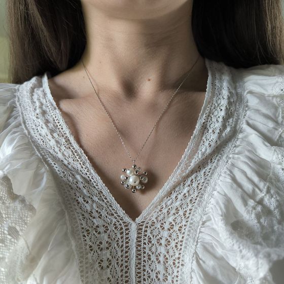 Silver necklace with pearls
