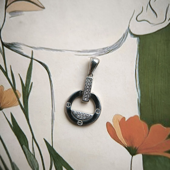 Silver pendant with cubic zirconia