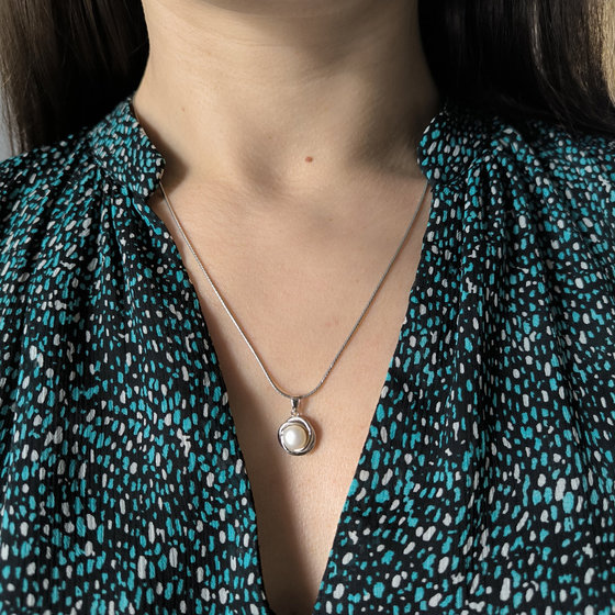 Silver pendant with pearls