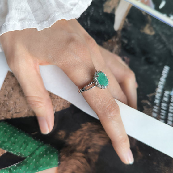 Срібна каблучка зі смарагдом 2,836 карата та фіанітами