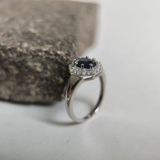Срібна каблучка з сапфіром 2.093ct, фіанітами